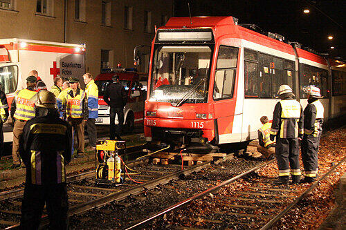Mit Kanthölzern mussten die Einsatzkräfte die Straßenbahn anheben, um den Mann zu bergen. Er starb noch an der Unfallstelle.