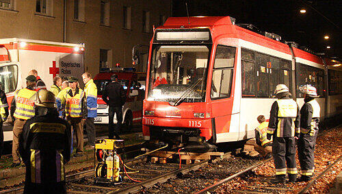 Mit Kanthölzern mussten die Einsatzkräfte die Straßenbahn anheben, um den Mann zu bergen. Er starb noch an der Unfallstelle. Mit Kanthölzern mussten die Einsatzkräfte die Straßenbahn anheben, um den Mann zu bergen. Er starb noch an der Unfallstelle.