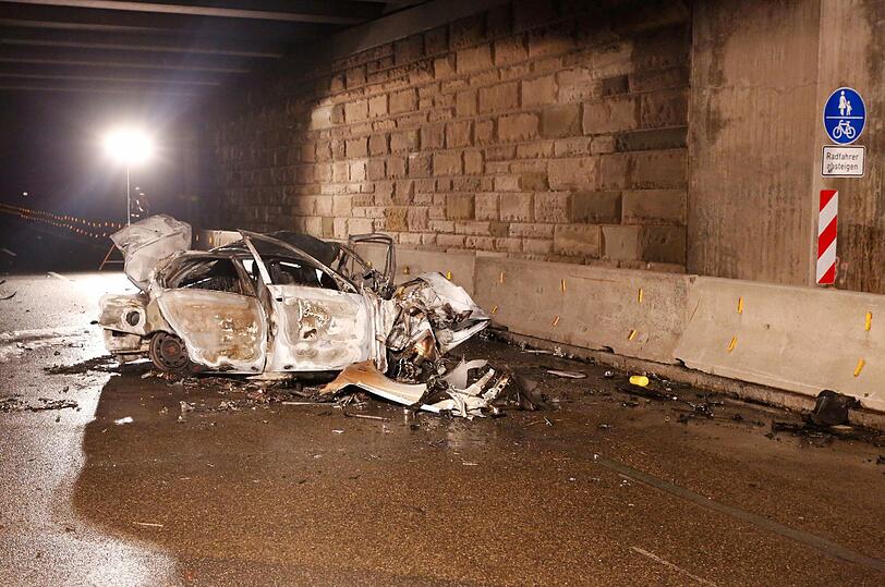 Der Wagen der 46-jährigen Frau brannte nach dem Aufprall völlig aus.