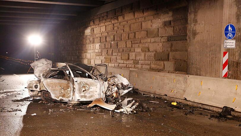 Der Wagen der 46-jährigen Frau brannte nach dem Aufprall völlig aus. Der Wagen der 46-jährigen Frau brannte nach dem Aufprall völlig aus.