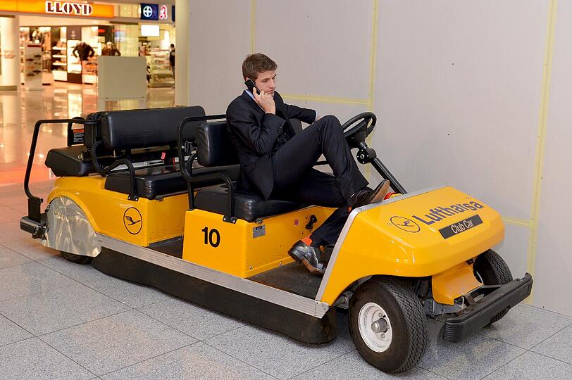 Die Bayern-Profis beim Abflug in München: Thomas Müller
