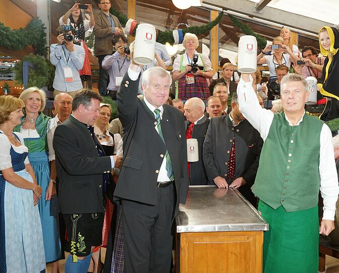 Na Prost: Dieter Reiter und Horst Seehofer stoßen auf eine friedliche Wiesn an.