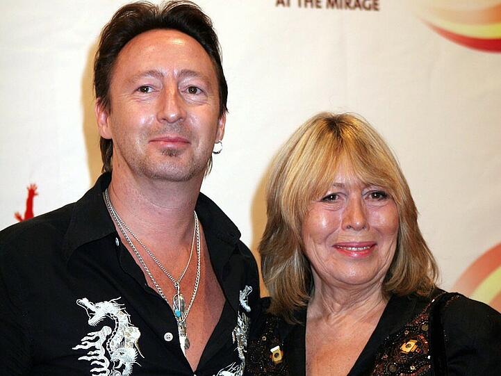 Cynthia Lennon im Jahr 2006 an der Seite ihres Sohnes Julian