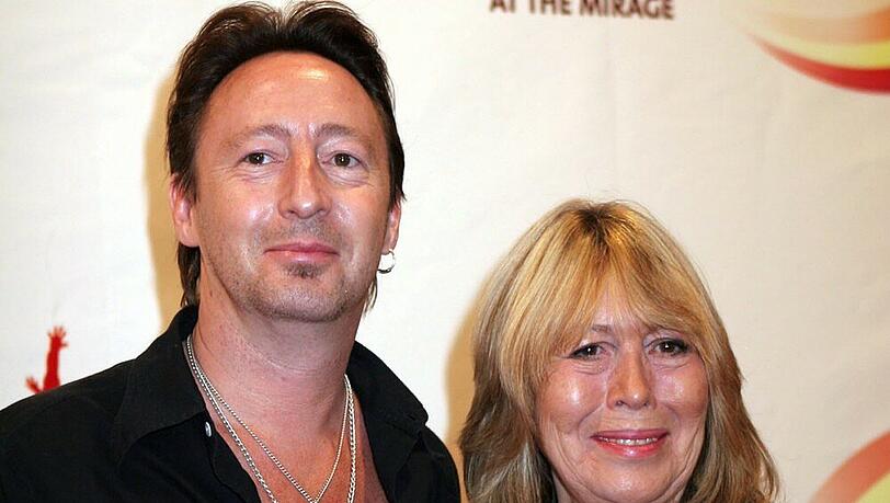Cynthia Lennon im Jahr 2006 an der Seite ihres Sohnes Julian Cynthia Lennon im Jahr 2006 an der Seite ihres Sohnes Julian
