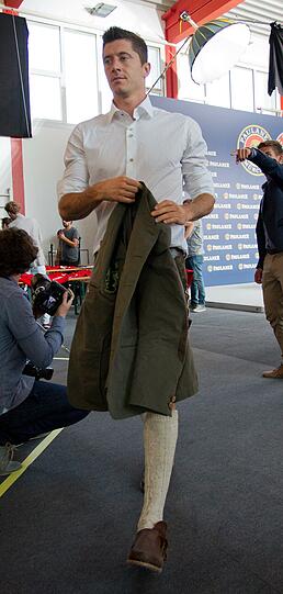 Und Robert Lewandowski? Der polnische Nationalspieler schaut fesch aus in der Tracht beim Fotoshooting!