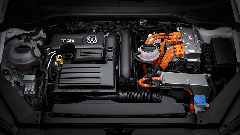 Der Verbrennungsmotor des Passat GTE leistet 156 PS, der E-Motor steuert 115 PS bei. Zusammen ergibt sich eine Systemleistung von 218 PS.