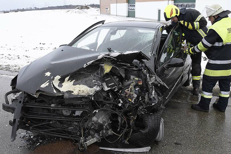 Bei einem Unfall bei Baldham sind zwei Autos kollidiert. Die Feuerwehren aus Vaterstetten und Baldham waren im Einsatz.