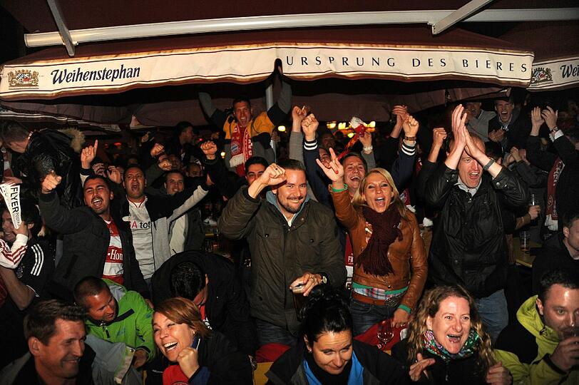 So ausgelassen feiern die Fans auf der Leopoldstraße den Bayern-Sieg. Die Bilder