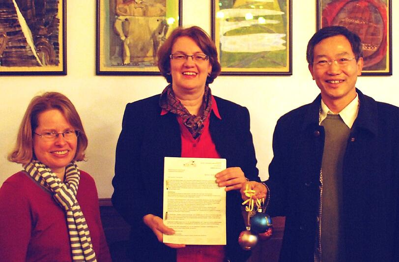 Die Elternvertreter der Adalbert-Stifter-Realschule Steffi Portenhauser und Pengfei Wu überreichen Bürgermeisterin Christine Strobl ihre Petition gegen die Schulcontainer auf dem Sportplatz.