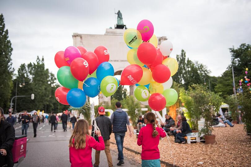 Beim Streetlife Festival verwandeln Green City e.V. zusammen mit dem Referat für Gesundheit und Umwelt den Asphalt vom Odeonsplatz bis zur Georgenstraße in eine grüne und pulsierende Erlebniswelt.