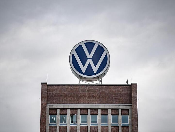 Kurzarbeit steht wegen der Folgen der Corona-Krise für rund 80.000 VW-Beschäftigte in Deutschland an.