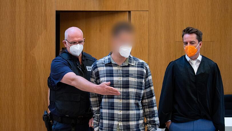 Beim Prozessauftakt: Einer der beiden Angeklagten mit Anwalt Alexander Stevens.