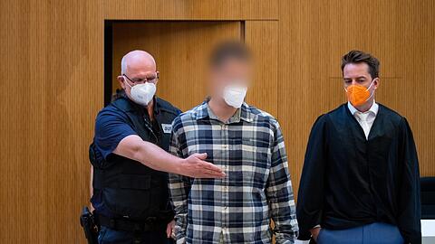 Beim Prozessauftakt: Einer der beiden Angeklagten mit Anwalt Alexander Stevens.