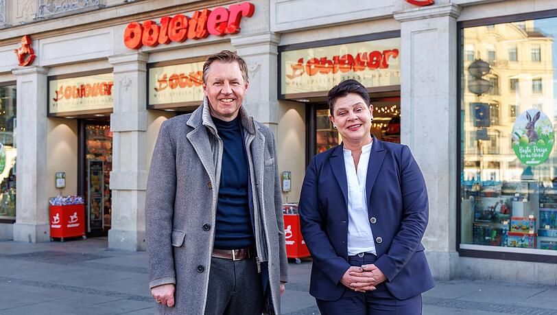 Christian Balletshofer, Geschäftsführer Bayerische Hausbau, und Alexandra Hirt, Bezirksleitung Müller Handels GmbH und Co. KG.
