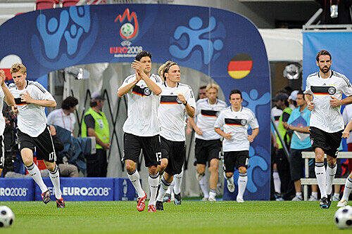 Die deutschen Spieler um Kapitän Michael Ballack (Mitte, Nummer 13) gehen in dieselbe Richtung bei dieser EM. Teammanager Oliver Bierhoff will einen herausragenden Teamgeist ausgemacht haben &ndash; und hofft nun, dass diese Truppe den Titel holt.