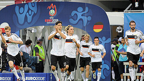 Die deutschen Spieler um Kapitän Michael Ballack (Mitte, Nummer 13) gehen in dieselbe Richtung bei dieser EM. Teammanager Oliver Bierhoff will einen herausragenden Teamgeist ausgemacht haben &ndash; und hofft nun, dass diese Truppe den Titel holt.