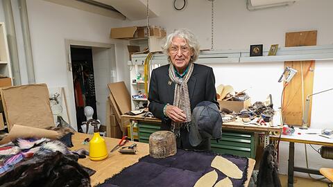 Albert Fröhlich in seiner kleinen Werkstatt. Nur Kleinigkeiten macht er hier. Gerade arbeitet er an einer Mütze. Für die AZ legt er die Schablonen bereit.