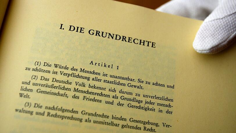 Ein Faksimile mit Artikel 1 des Grundgesetzes: Die Würde des Menschen ist unantastbar.