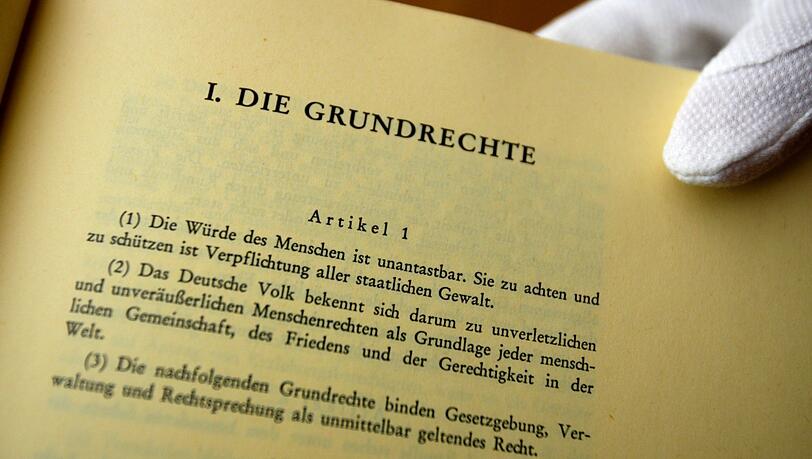 Ein Faksimile mit Artikel 1 des Grundgesetzes: Die Würde des Menschen ist unantastbar.