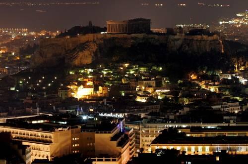 Die dunkle Akropolis in Athen.