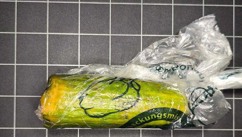 Diese alte Gurke hatte eine Frau aus der Oberpfalz statt einer Goldm&uuml;nze in einem Paket bekommen.