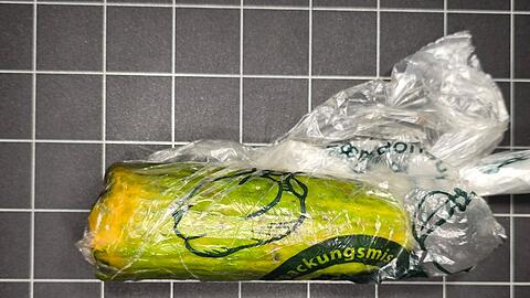 Diese alte Gurke hatte eine Frau aus der Oberpfalz statt einer Goldm&uuml;nze in einem Paket bekommen.