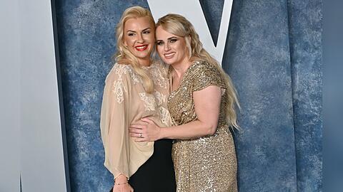 Rebel Wilson und Ramona Agruma auf dem roten Teppich.