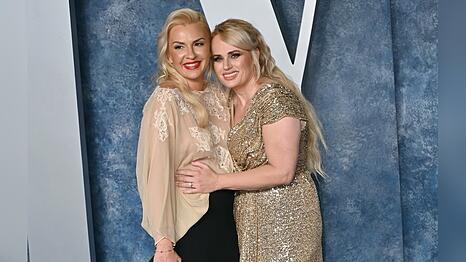 Rebel Wilson und Ramona Agruma auf dem roten Teppich.
