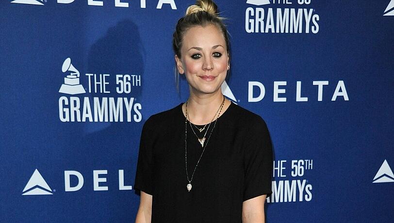 Schauspielerin Kaley Cuoco überzeugt in Schwarz