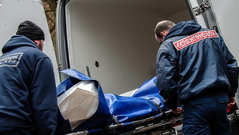 Mitarbeiter der Gerichtsmedizin bringen in einem Waldstück an der Bärenlauchstraße eine Leiche zu ihrem Fahrzeug. Mitarbeiter der Gerichtsmedizin bringen in einem Waldstück an der Bärenlauchstraße eine Leiche zu ihrem Fahrzeug.