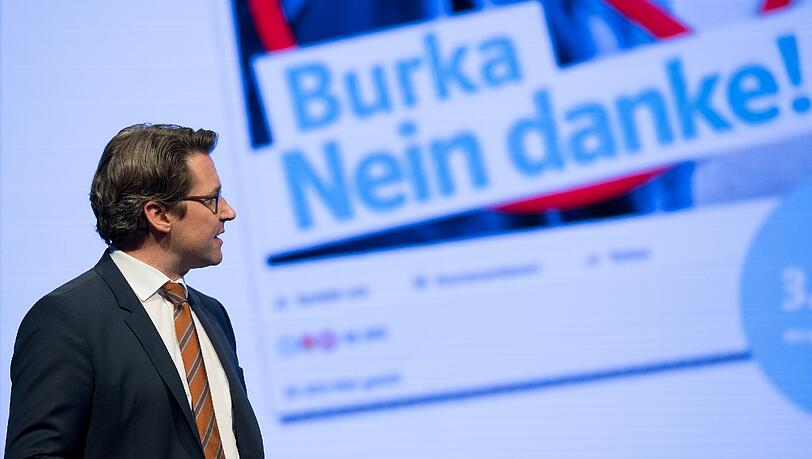 Andreas Scheuer fürchtet sich vor der "Uniform des Islamismus" und möchte die Burka in Deutschland verbieten. Andreas Scheuer fürchtet sich vor der "Uniform des Islamismus" und möchte die Burka in Deutschland verbieten.