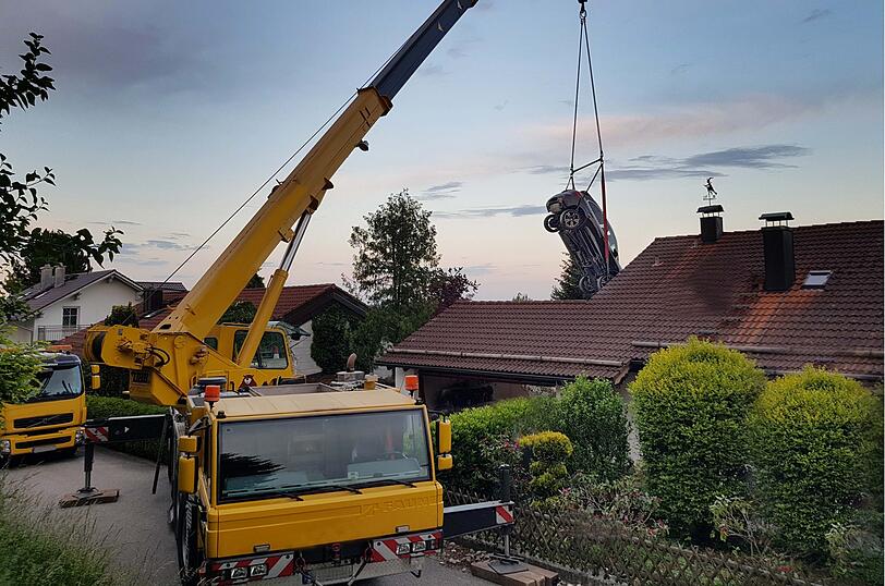 Ein Mann hat mit seinem Porsche die Garagenwand durchbrochen und ist im Garten gelandet. Die Bilder vom Einsatz.