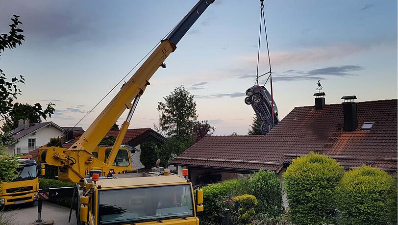 Ein Mann hat mit seinem Porsche die Garagenwand durchbrochen und ist im Garten gelandet. Die Bilder vom Einsatz. Ein Mann hat mit seinem Porsche die Garagenwand durchbrochen und ist im Garten gelandet. Die Bilder vom Einsatz.