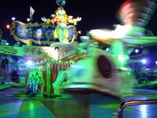 Auch diese Bild erinnert an einen Jahrmarkt.