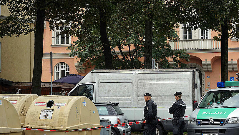 Nach seiner Tat ließ sich der Mann freiwillig von der Polizei festnehmen. Nach seiner Tat ließ sich der Mann freiwillig von der Polizei festnehmen.