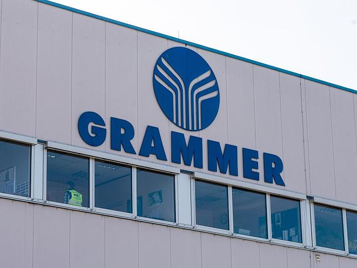 Logo von Grammer an einem Gebäude auf einem Werksgelände. Foto: Armin Weigel/Archiv