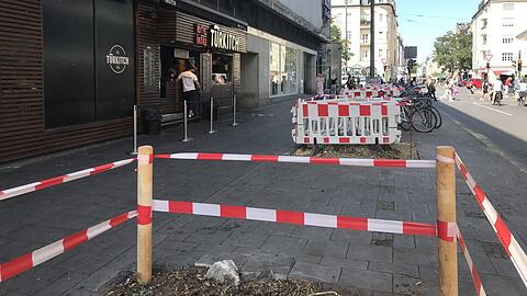 Von den fünf Robinien in der Feilitzschstraße neben dem Karstadt sind nur noch die Stümpfe übrig. Jeder einzelne wurde mit Flatterband und Baustellengittern gesichert.