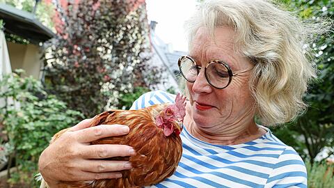 Ursula H&ouml;fling h&auml;lt seit Jahren Hennen.