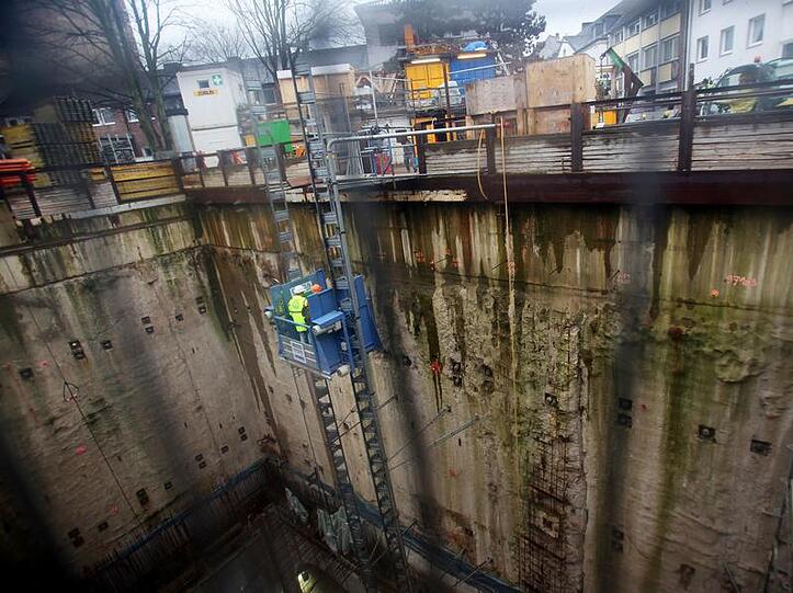 Arbeiter fahren in Köln in die U-Bahn-Baustelle