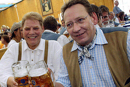 Anstoßen mit Sohn Heinz Wildmoser.