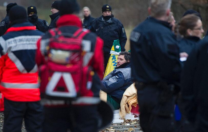 Atomkraftgegner haben sich an die Bahngleise der Castor-Transportstrecke angekettet. Die Bilder vom Polizeieinsatz.