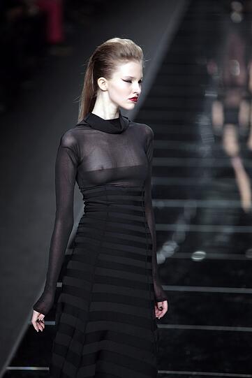 Wie hier bei John Richmond und einem Teil seiner Kreation Herbst/Winter 2012. Da dürfen die Models nicjht zimperlich sein