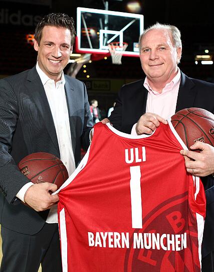 In der Sport-Personality-Show AUDI Star Talk hat Uli Hoeneß nicht nur über die Zukunft des FC Bayern und das Titel-Duell mit Borussia Dortmund gesprochen, sondern auch zum Basketball gegriffen: Mit seinem Sieg im "Charity-Shootout"-Freiwurf-Duell gegen Moderator Klaus Gronewald "erwarf" er 5000 Euro für die ?Dominik Brunner Stiftung'.