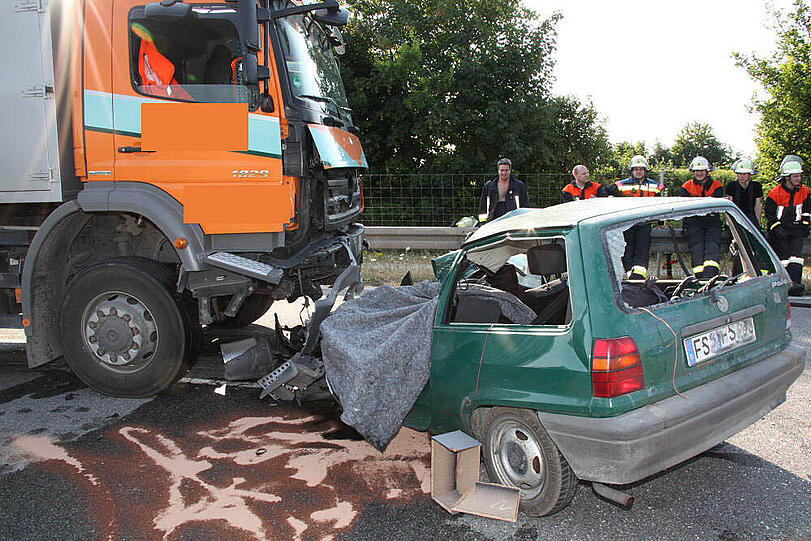 Der Frontalzusammenstoß zwischen einem Müllwagen und einem Polo endete tödlich.