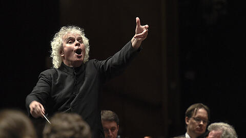 Simon Rattle dirigiert die Berliner Philharmoniker.