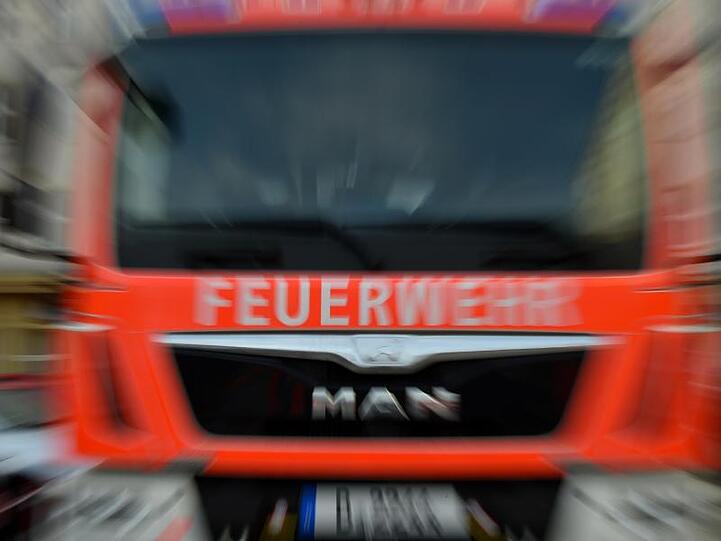 Ein Feuerwehrauto ist zu sehen. Foto: Britta Pedersen/Archiv