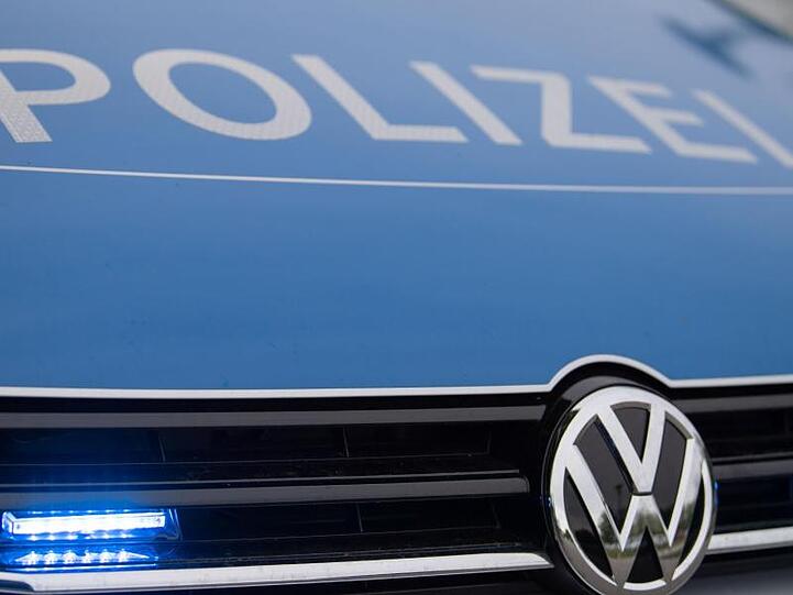 Ein Blaulicht leuchtet an einer Polizeistreife. Foto: Lino Mirgeler/dpa/Archivbild