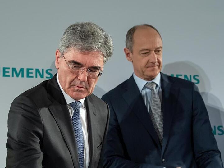 Joe Kaeser (l), Vorstandsvorsitzender von Siemens, und Roland Busch, Vizevorstandsvorsitzender. Foto: Peter Kneffel/dpa/Archivbild