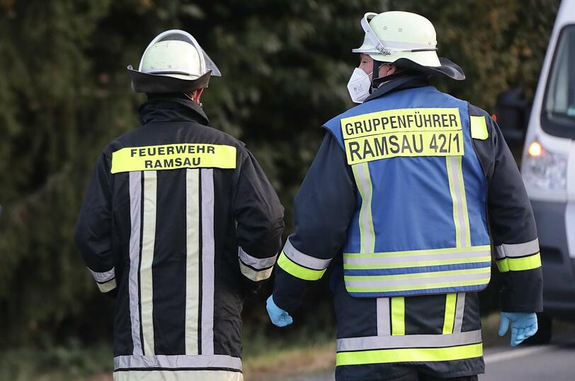 Wegen eines medizinischen Notfalls musste der Fahrer seinen mit rund 30 Kindern besetzten Schulbus anhalten - im Gegenverkehr kam es daher zu einem Auffahrunfall.