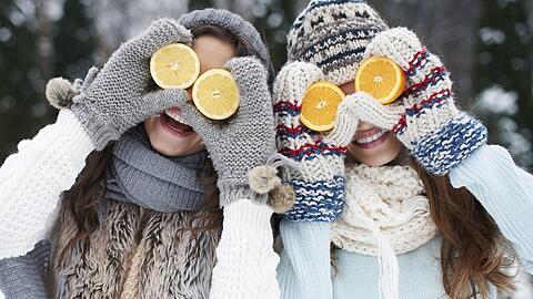 Vitamin C, das etwa in Zitrusfrüchten steckt, stärkt das Immunsystem im Winter.